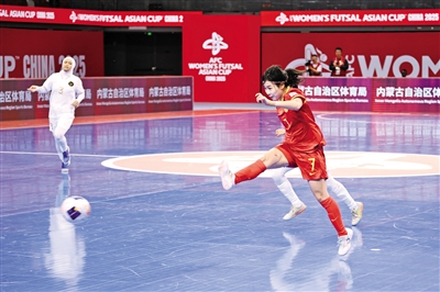 女子足球比赛中，中国队大胜对手，晋级半决赛